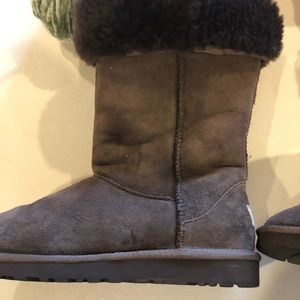 New Without Box UGG BigKids/Youth Size 6 - Fits Woman’s Size 8 Chocolate Classic